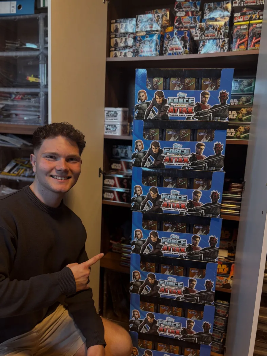 eagle.collectibles — Sammler vor seiner Force-Attax- und Star-Wars-Sammlung, zeigt auf einen Display-Turm