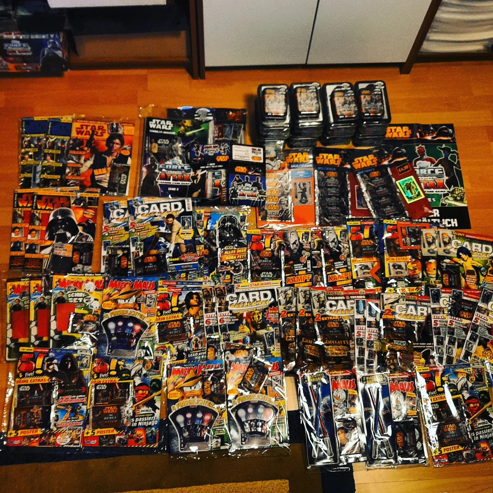 Spread aus Star-Wars-Magazinen und Force-Attax-Produkten