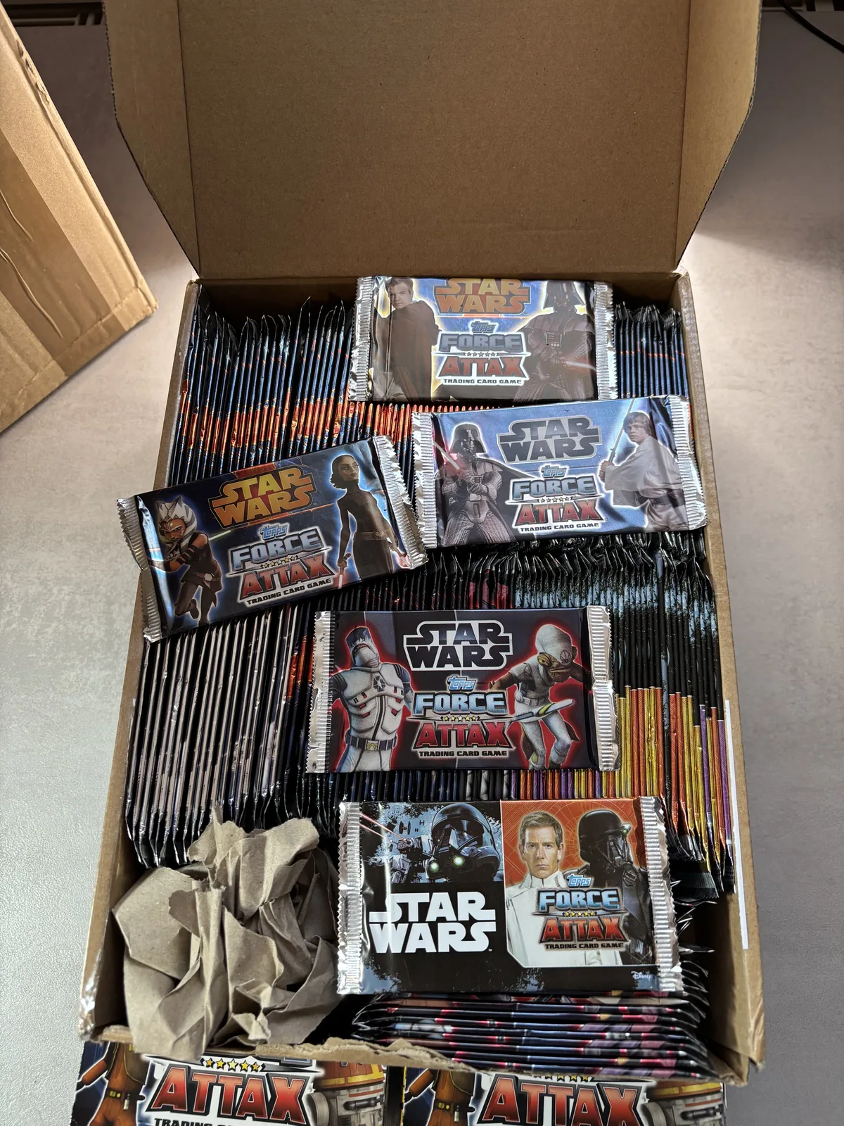 Karton voller Force-Attax-Booster