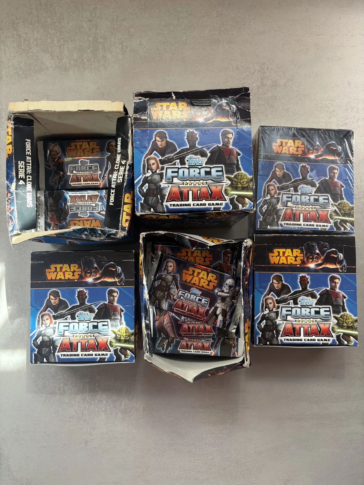 Mehrere Force Attax Serie 4 Display-Boxen mit Booster-Packs