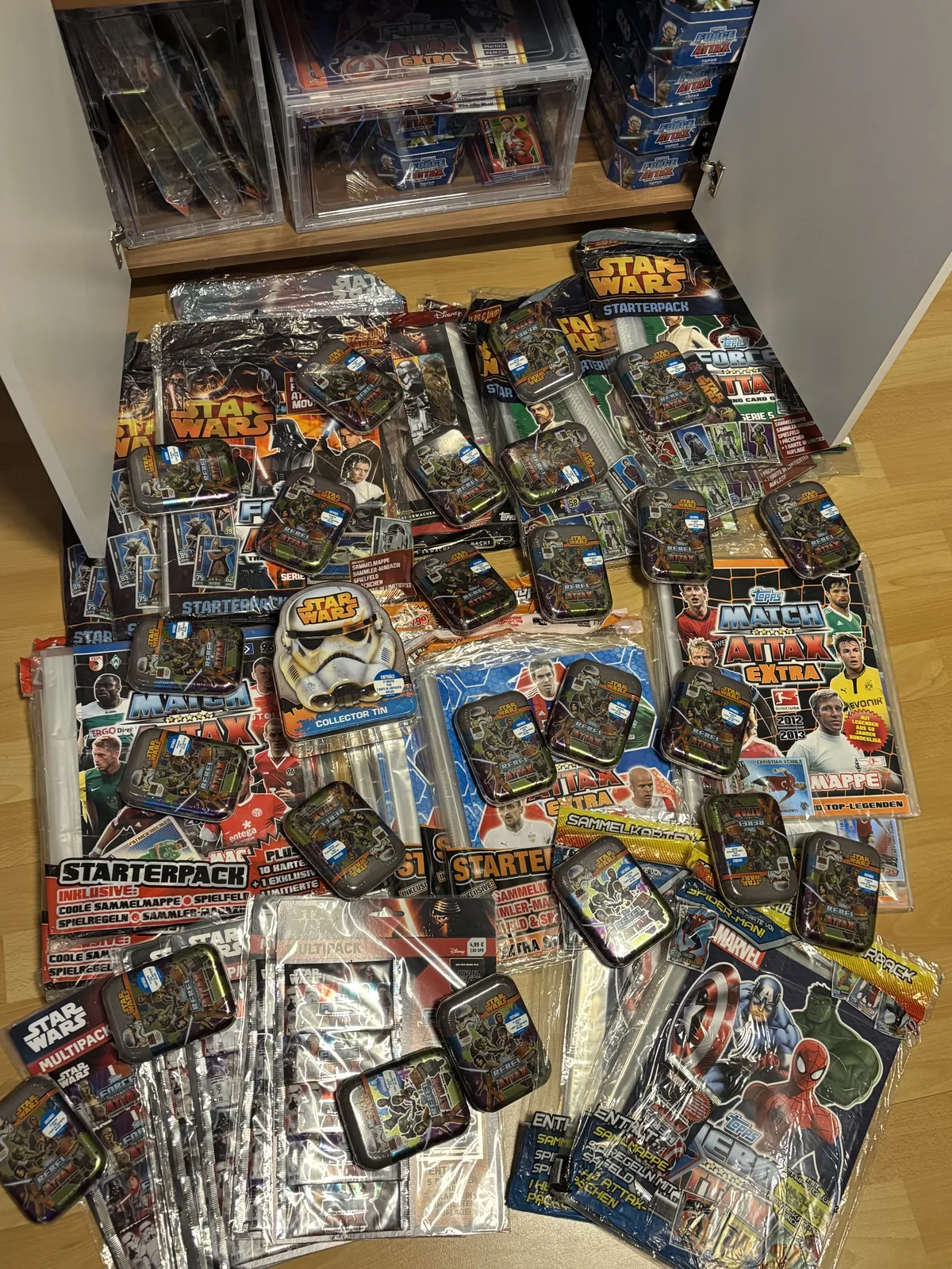 Viele versiegelte Star-Wars-Force-Attax und Match-Attax Starterpacks, Multipacks und Tins