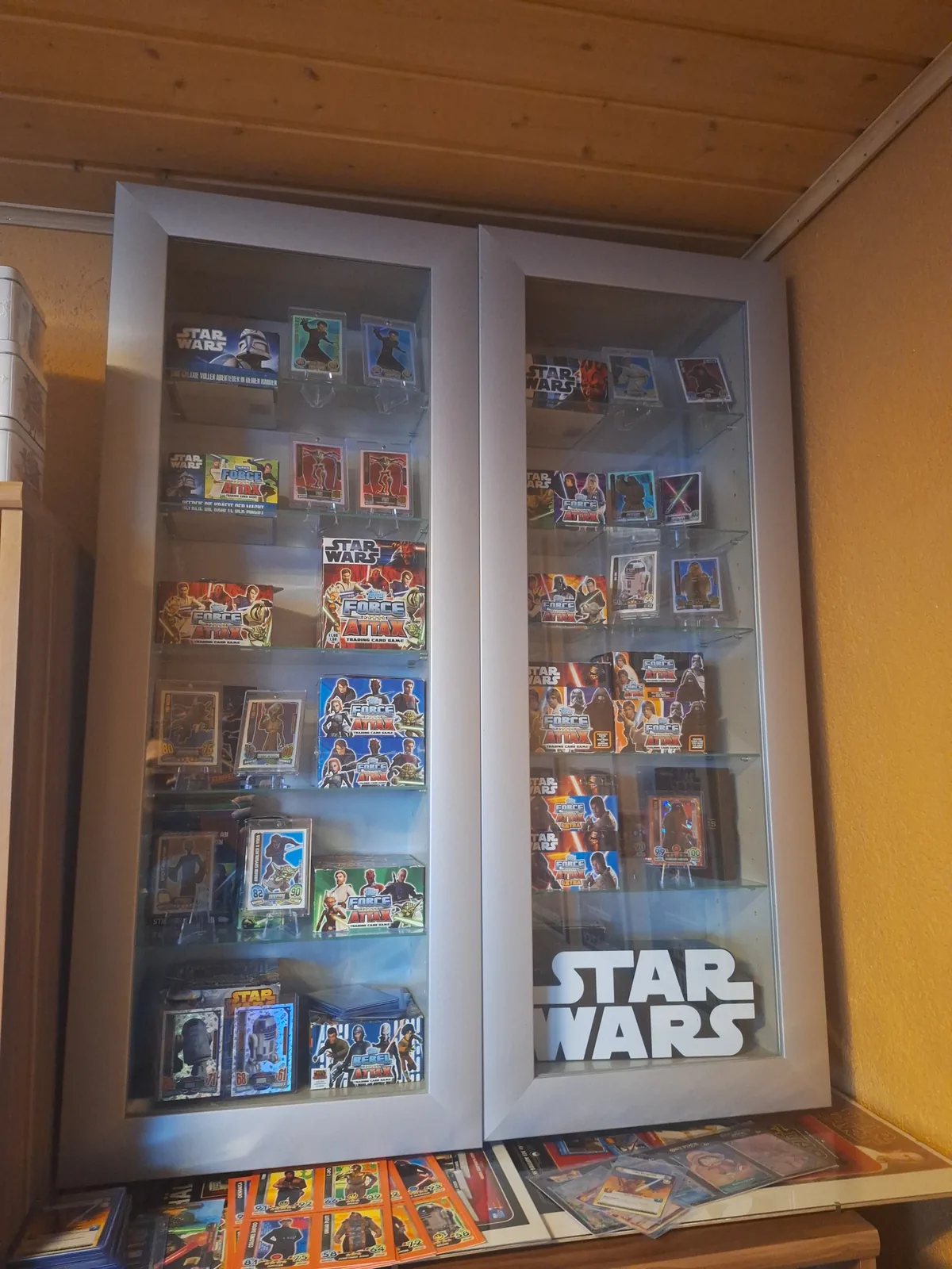 Glasvitrine mit ausgestellten Star-Wars-Force-Attax-Karten und STAR-WARS-Schriftzug